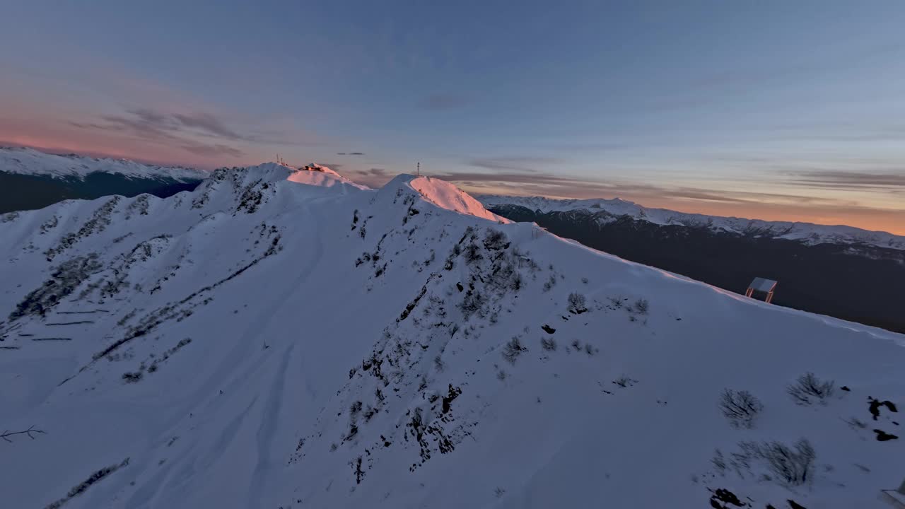 雪山山脊峰顶环绕着金粉色的夕阳日出阳光明媚的光视频素材