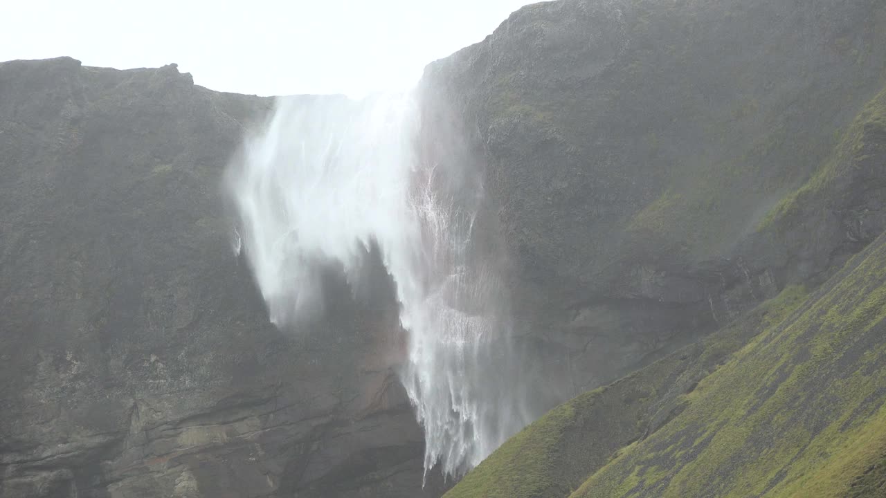 瀑布山之旅。冰岛瀑布。水的流动。高崖。自然观光视频素材