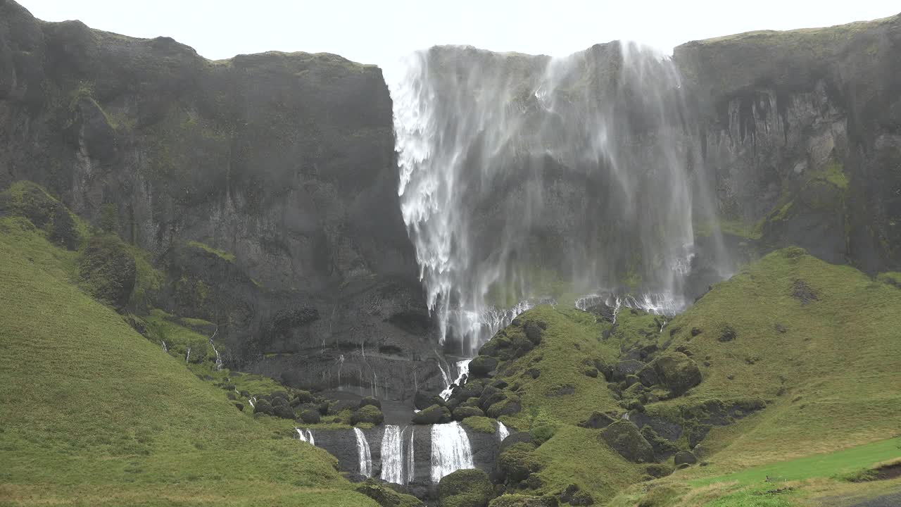 瀑布山之旅。冰岛瀑布。水的流动。高崖。自然观光视频素材