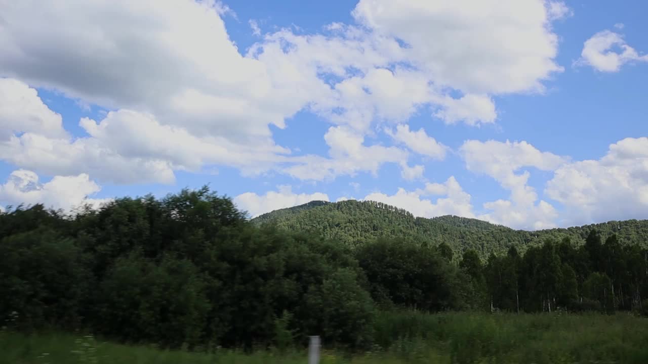 沿着阿尔泰山脉蜿蜒的壮丽风景。视频素材