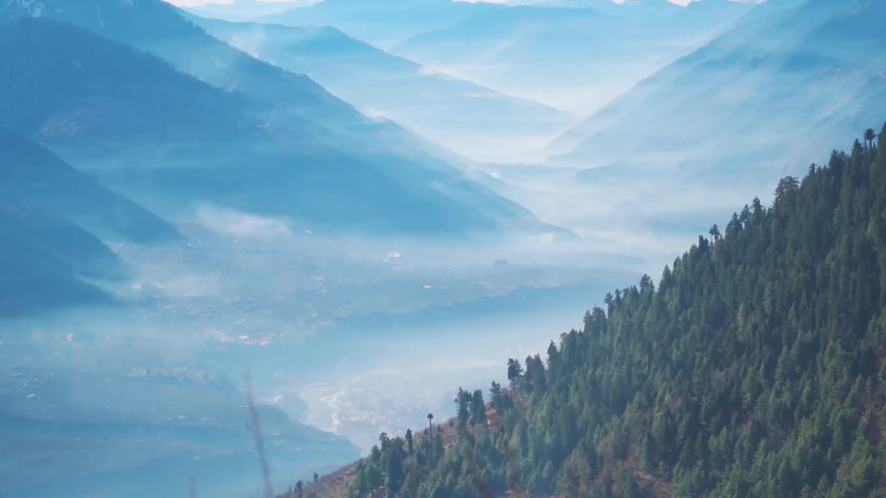 在印度喜马偕尔邦马纳里附近的Rani Sui徒步旅行期间，从山上看到的大雾山层。自然的山地背景。喜马拉雅山在清晨被雾笼罩。视频素材