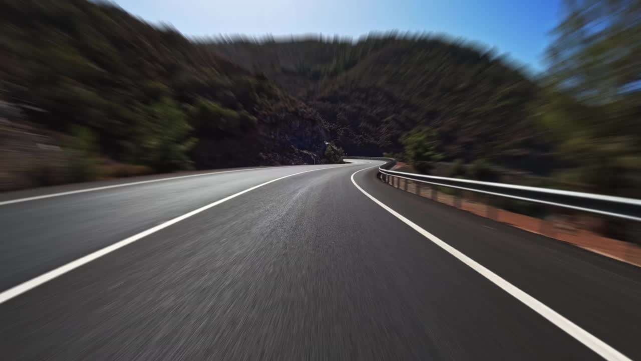 时间流逝的山路与黑色沥青和新鲜的白色标记。开车旅行，第一人称视角。POV运输前进。视频素材