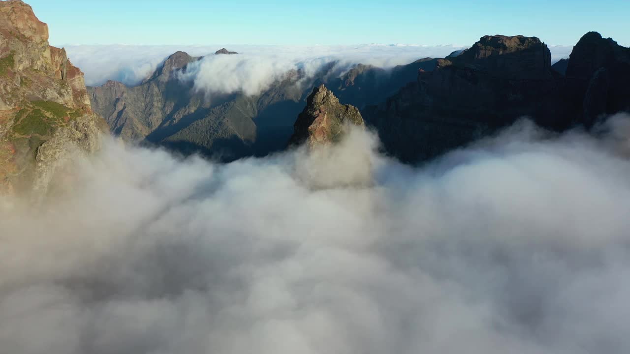 令人惊叹的4K航拍镜头，在马德拉山脉的迷雾之上。在这个令人惊叹的地方拍摄史诗般的照片。视频素材