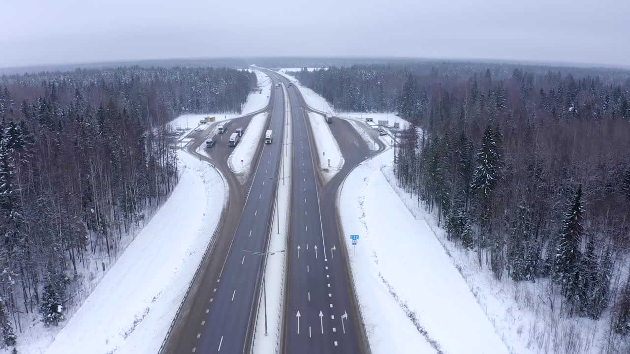 一辆白色卡车行驶在冬天的道路上视频素材