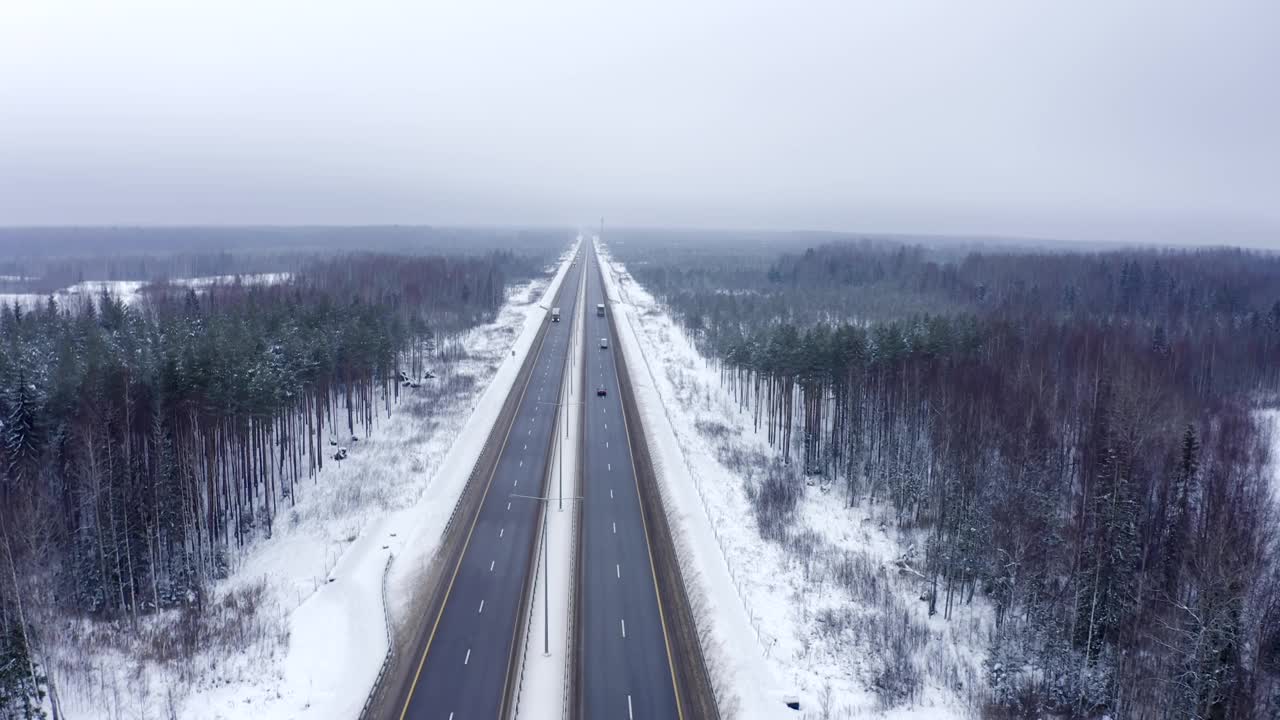 卡车在雪中沿着树林间的道路行驶。冬天trip25视频素材