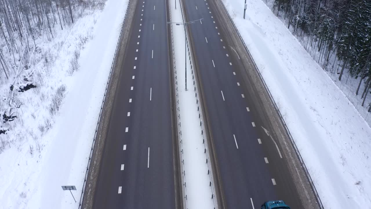 一辆卡车在高速公路上行驶，路边有雪。视频素材