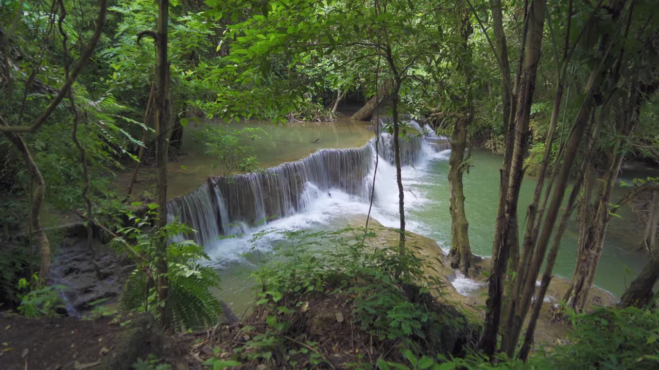 Erawan瀑布。北碧区自然景观。它位于泰国度假旅游和度假背景，旅游景点。视频素材