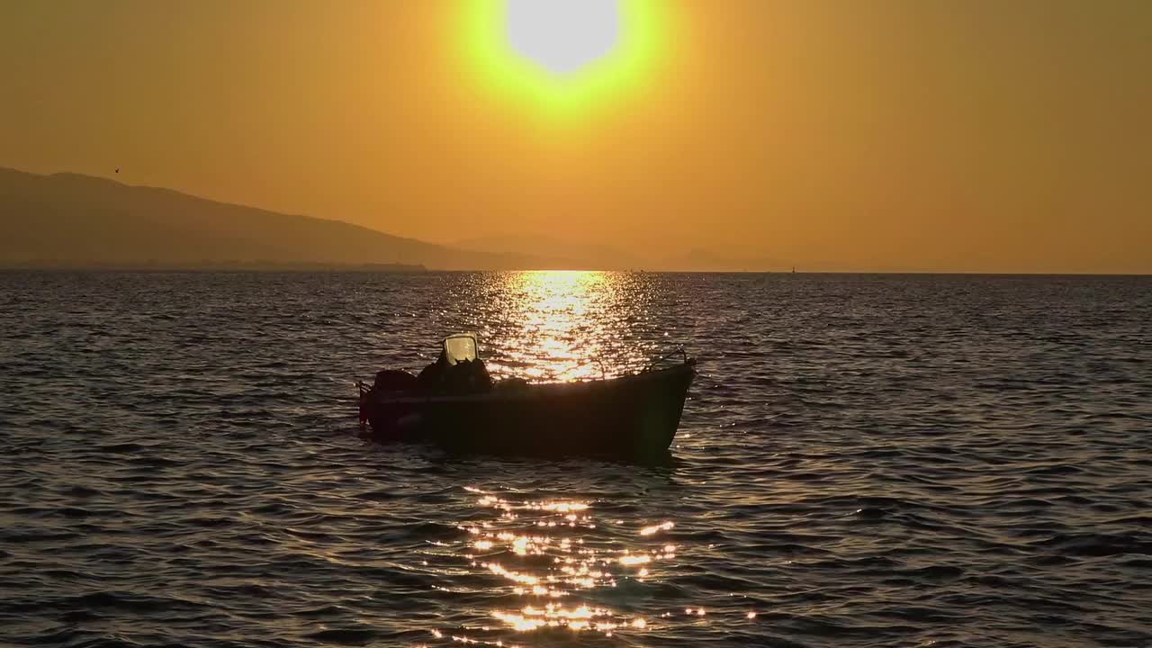 黄夕阳老海滩上的木制渔船视频素材