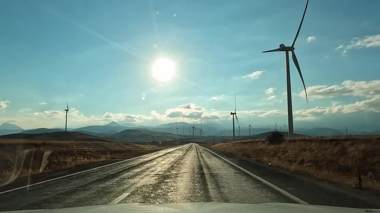 在乡村道路上行驶的汽车视频素材