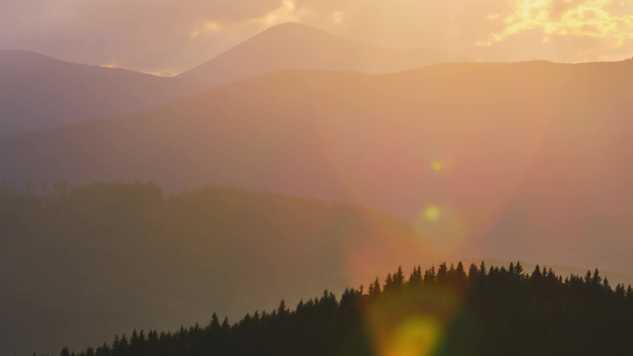 美丽的傍晚全景景观与明亮的夕阳在远处的山峰日落视频素材