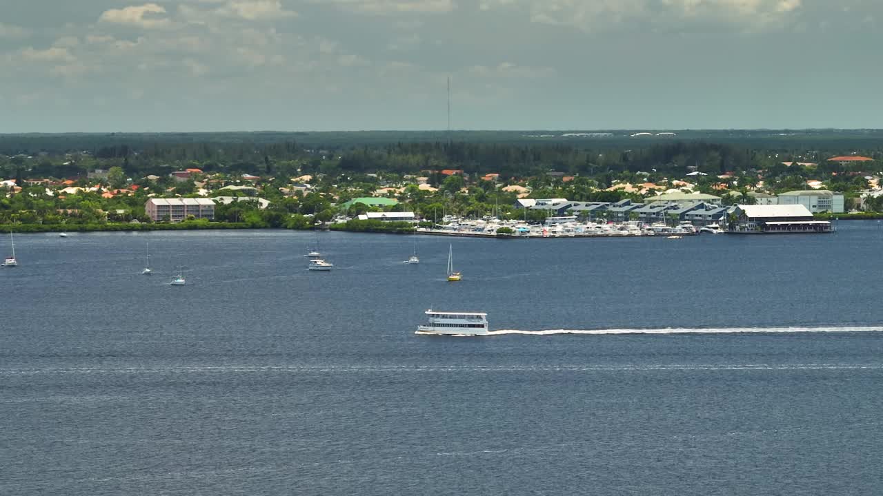 旅游观光船在波浪起伏的海面上游弋。在海湾上行驶的汽艇视频素材