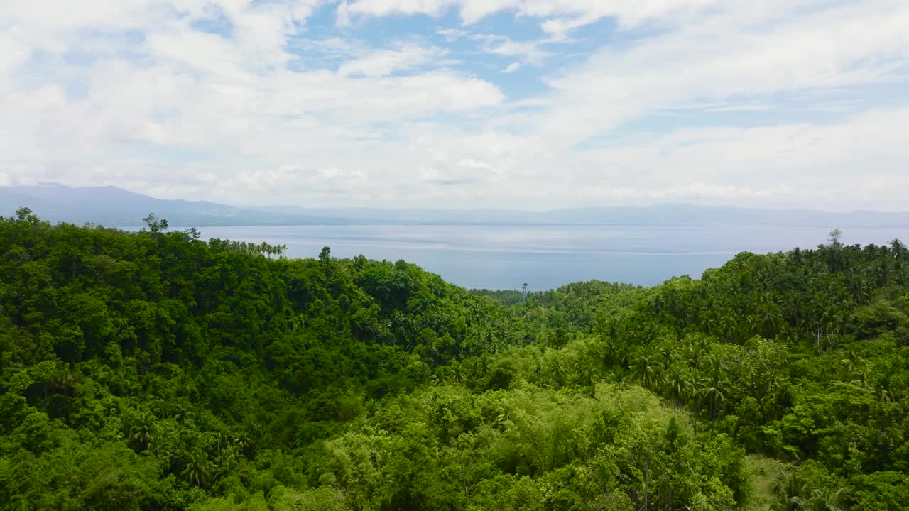 岛屿的海岸线和蓝色的大海。视频素材