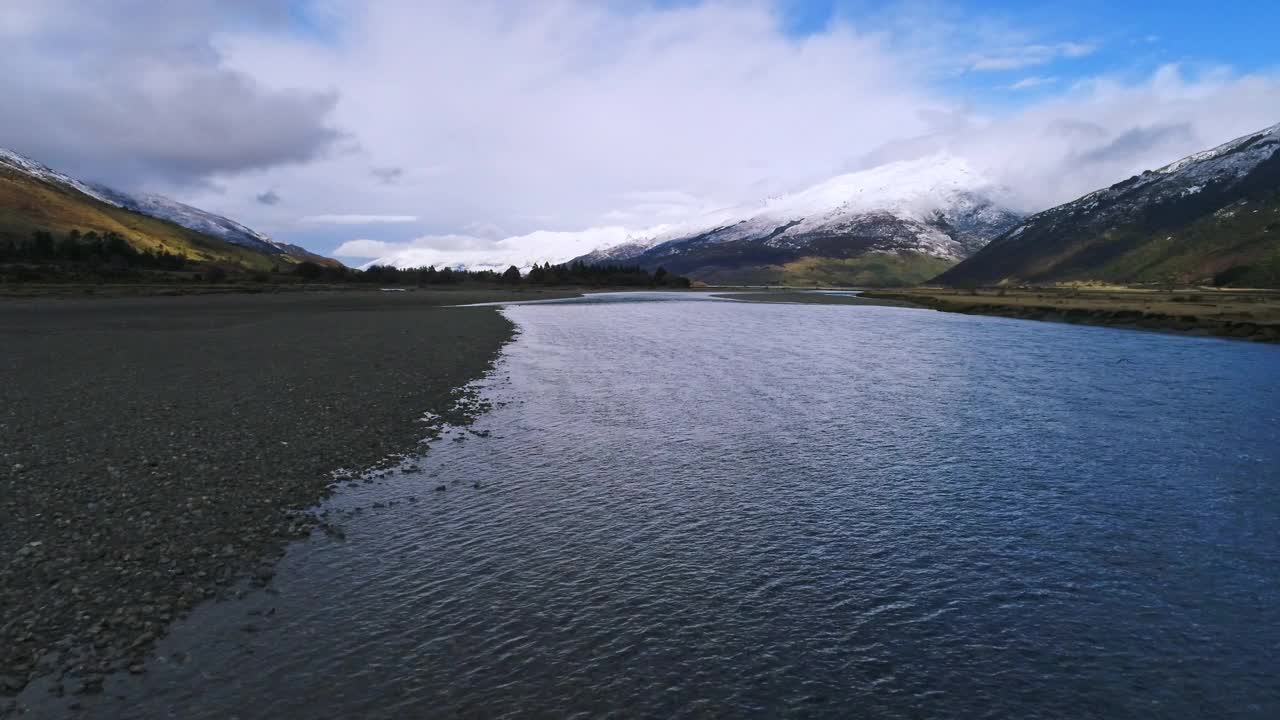 飞越冰川湖，背景是雪山的壮丽自然风光视频素材