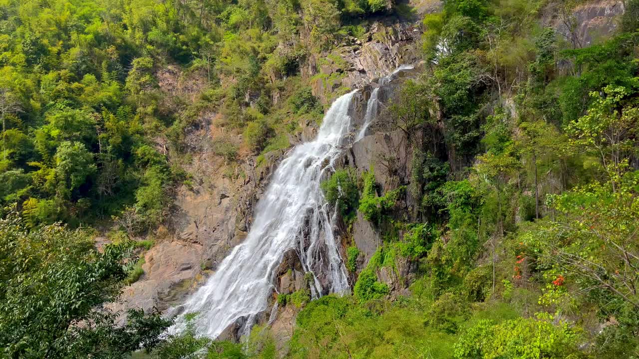 在热带雨林的淘坝瀑布游览美丽的瀑布视频素材