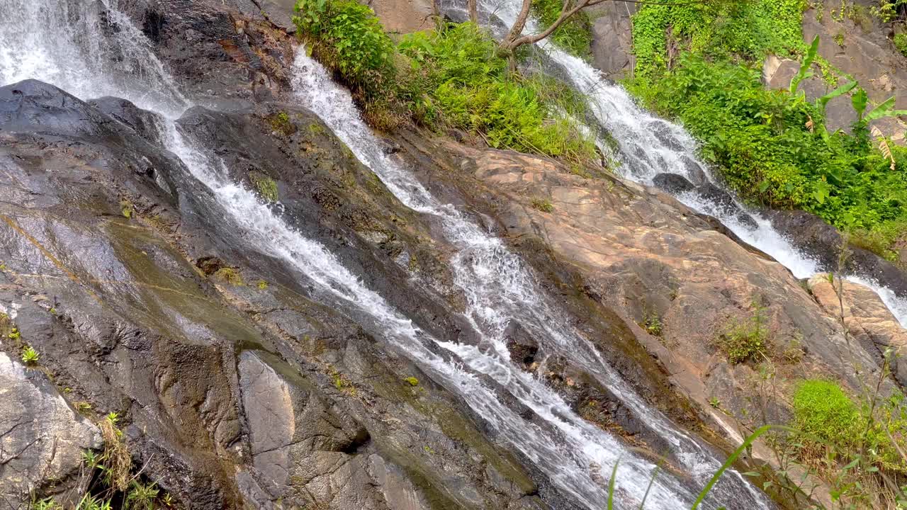 在热带雨林的淘坝瀑布游览美丽的瀑布视频素材