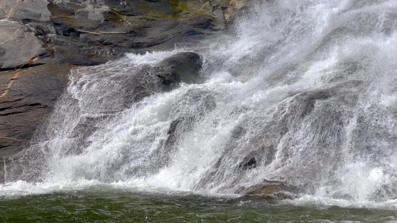 在热带雨林的淘坝瀑布游览美丽的瀑布视频素材