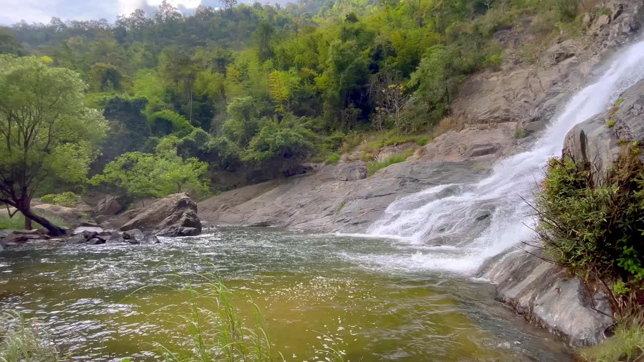 在热带雨林的淘坝瀑布游览美丽的瀑布视频素材