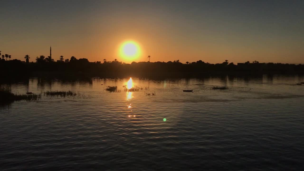 在世界上最长的河流埃及尼罗河上巡游视频素材