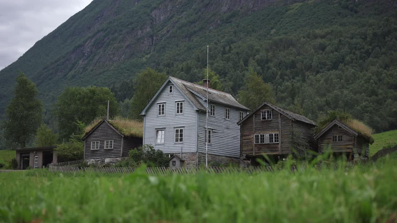 挪威村庄在山上的风景视频素材