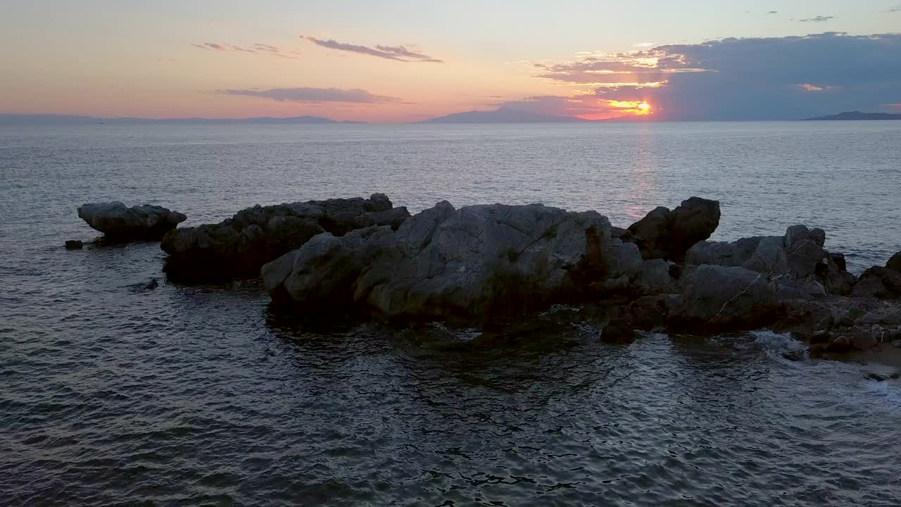 日落时分，希腊爱琴海的岩石海岸视频素材