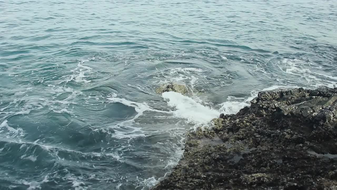 礁石上的小海浪视频素材