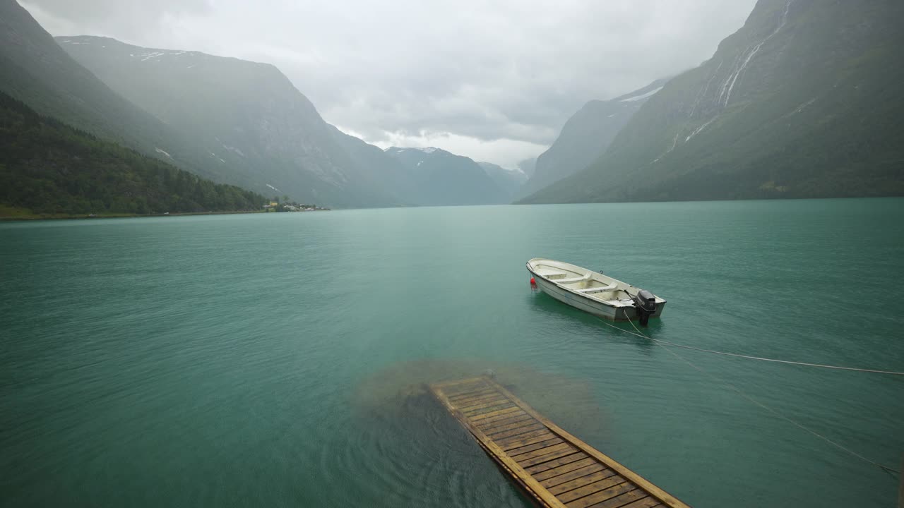 蔚蓝平静的湖面上小船的风景视频素材