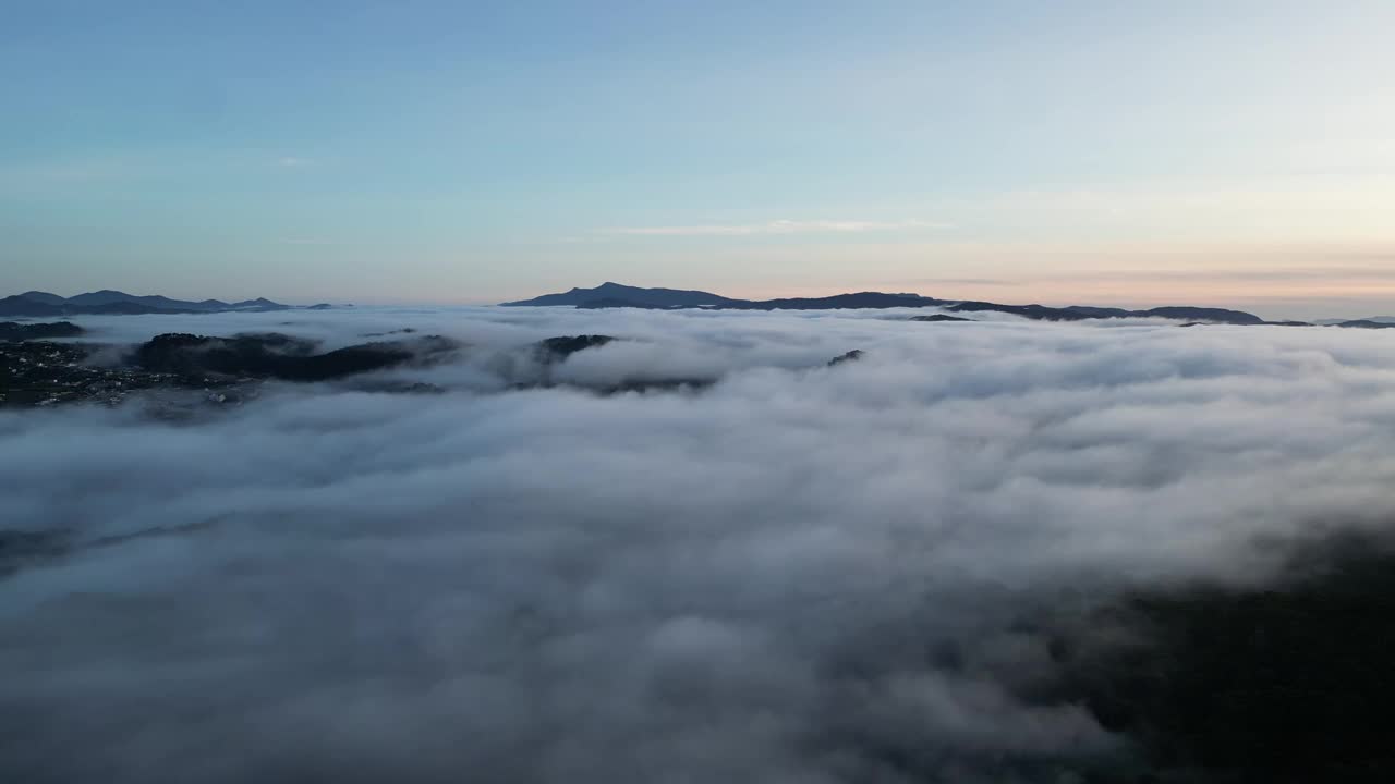 清晨云雾缭绕的山谷视频素材