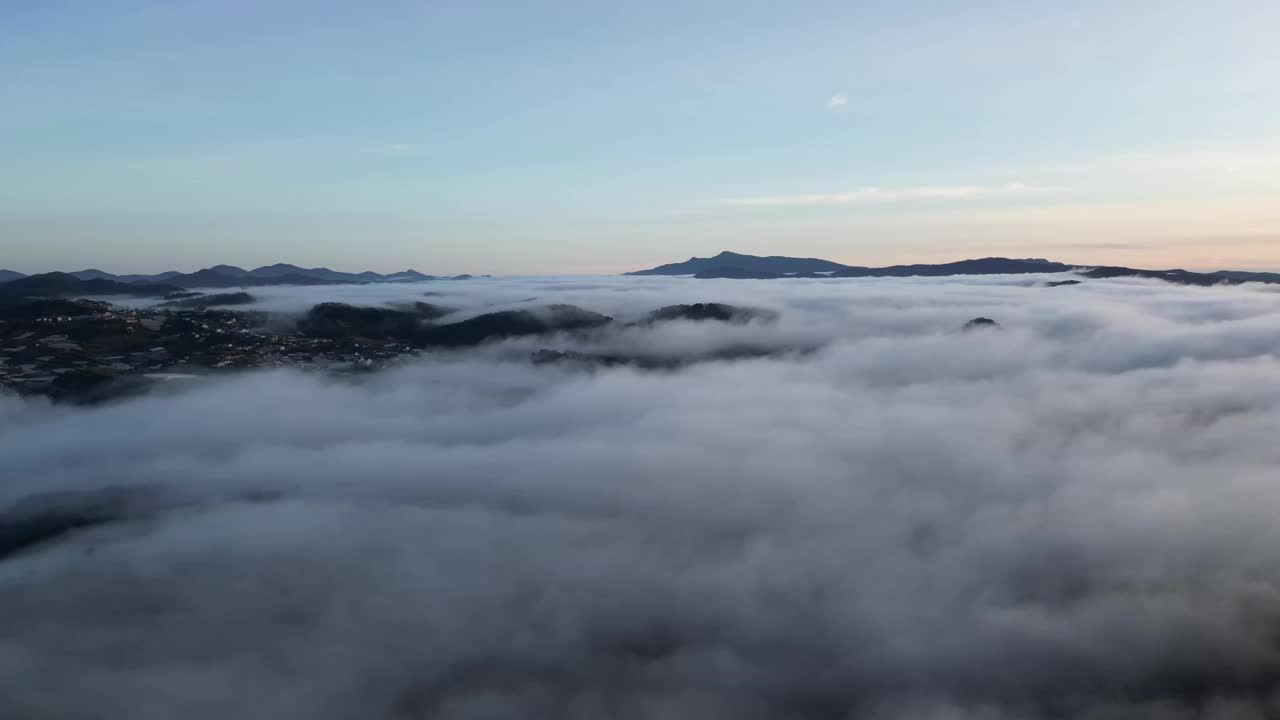 清晨云雾缭绕的山谷视频素材