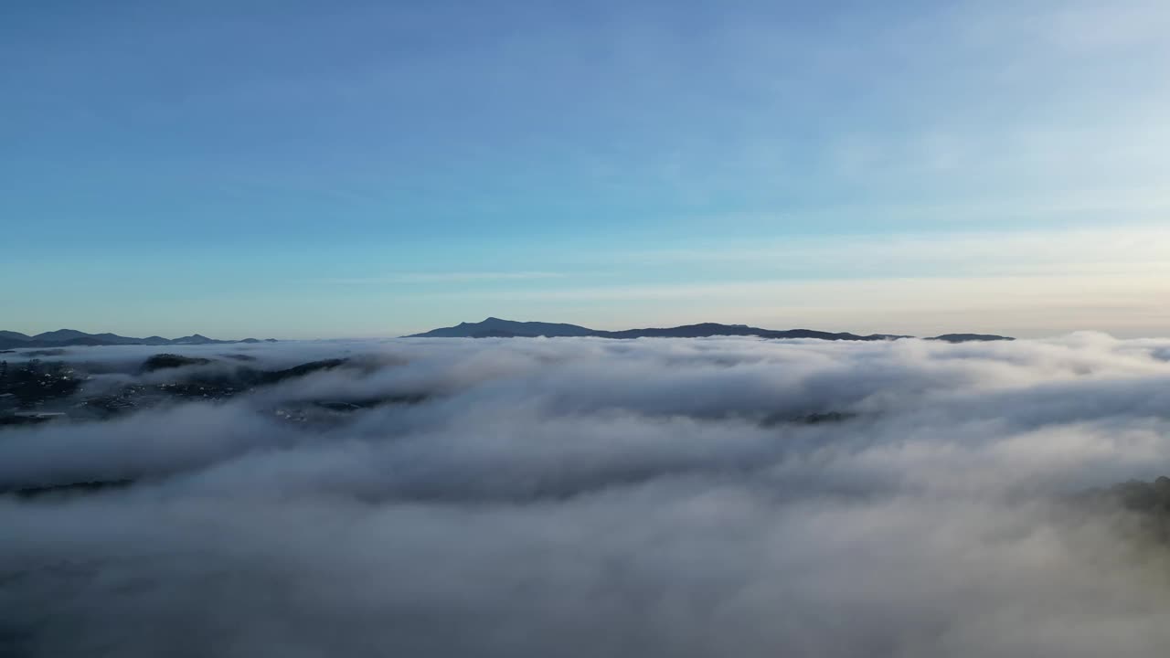 清晨云雾缭绕的山谷视频素材