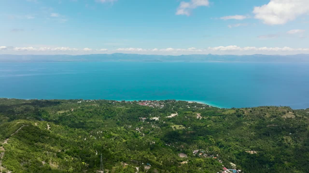 岛屿的海岸线和蓝色的大海。视频素材