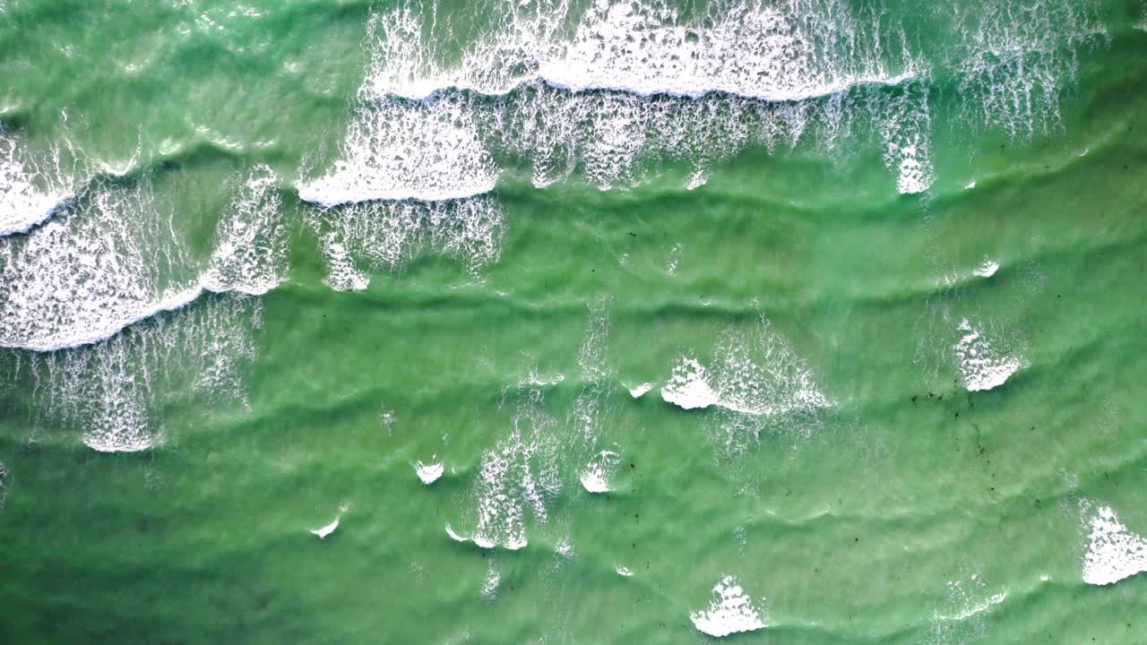 海浪飞溅的鸟瞰图视频素材