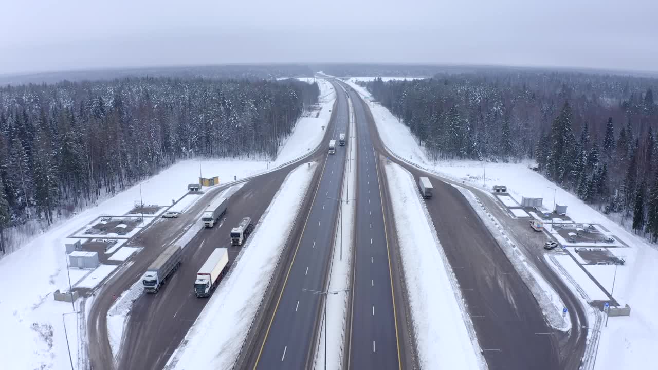 白色卡车行驶在寒冷的雪地上视频素材