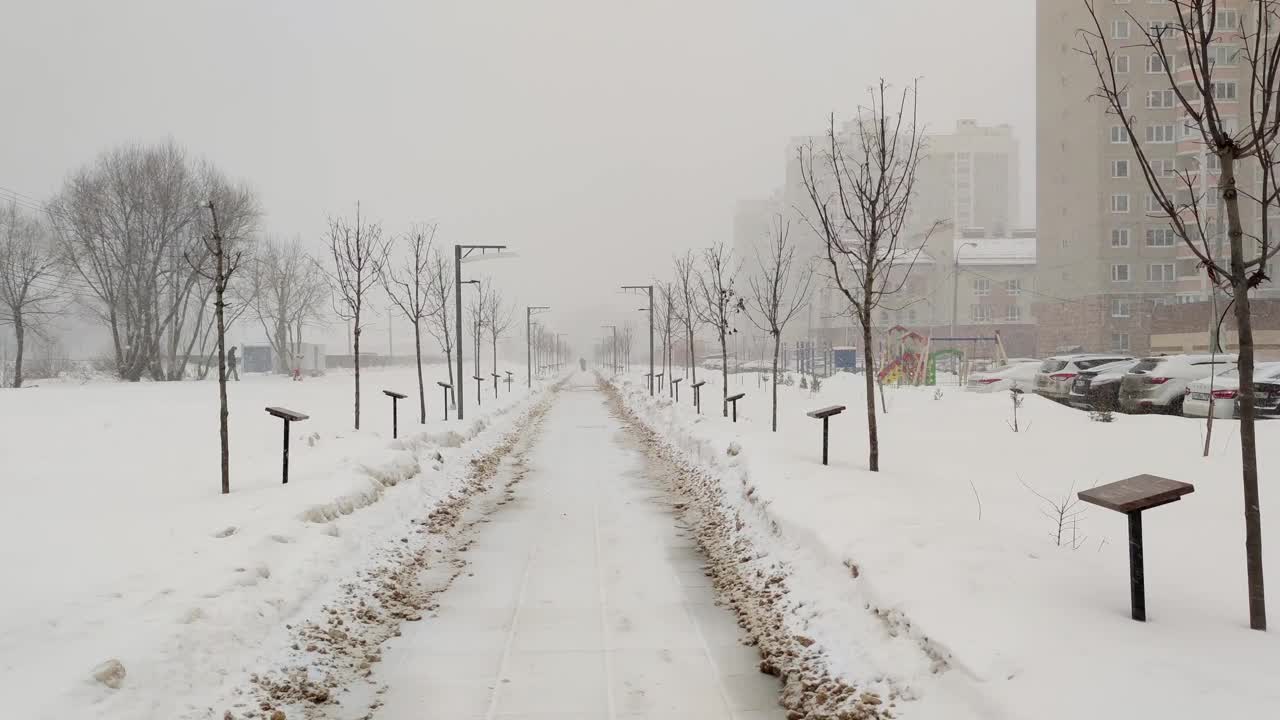 暴风雪期间的居民区视频素材