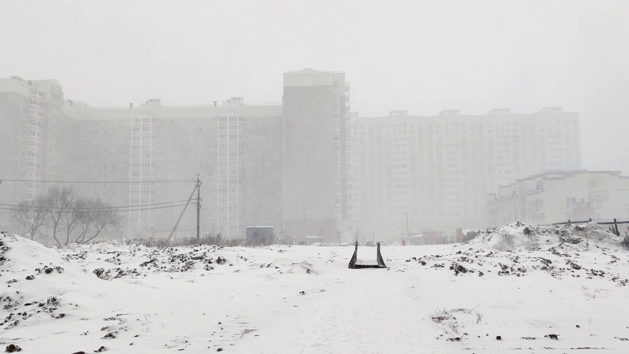 暴风雪期间的城市视频素材