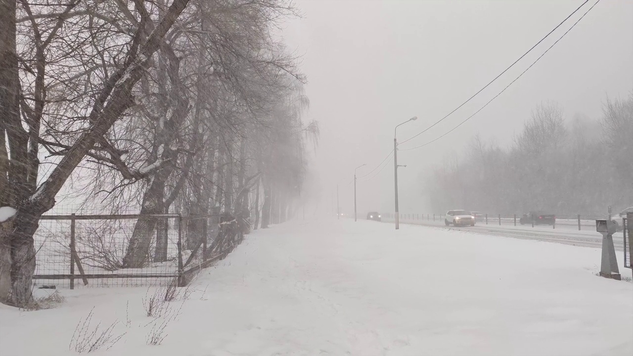 降雪期间的城市交通视频素材