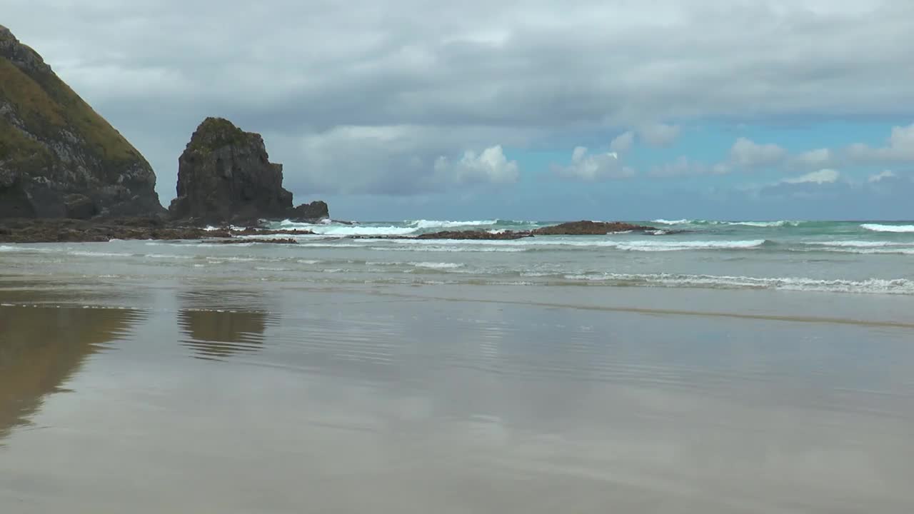 夏威夷群岛的自然风光。美丽的海景。蓝色的海浪以慢镜头撞击着岩石。热带岛屿的野生自然。夏威夷海岸线上的落基山脉和悬崖视频素材