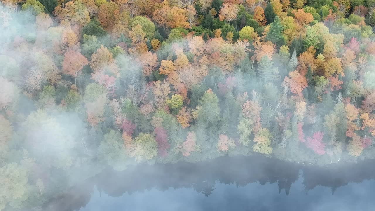 美国纽约州阿迪朗达克山脉普莱西德湖附近的心湖视频素材