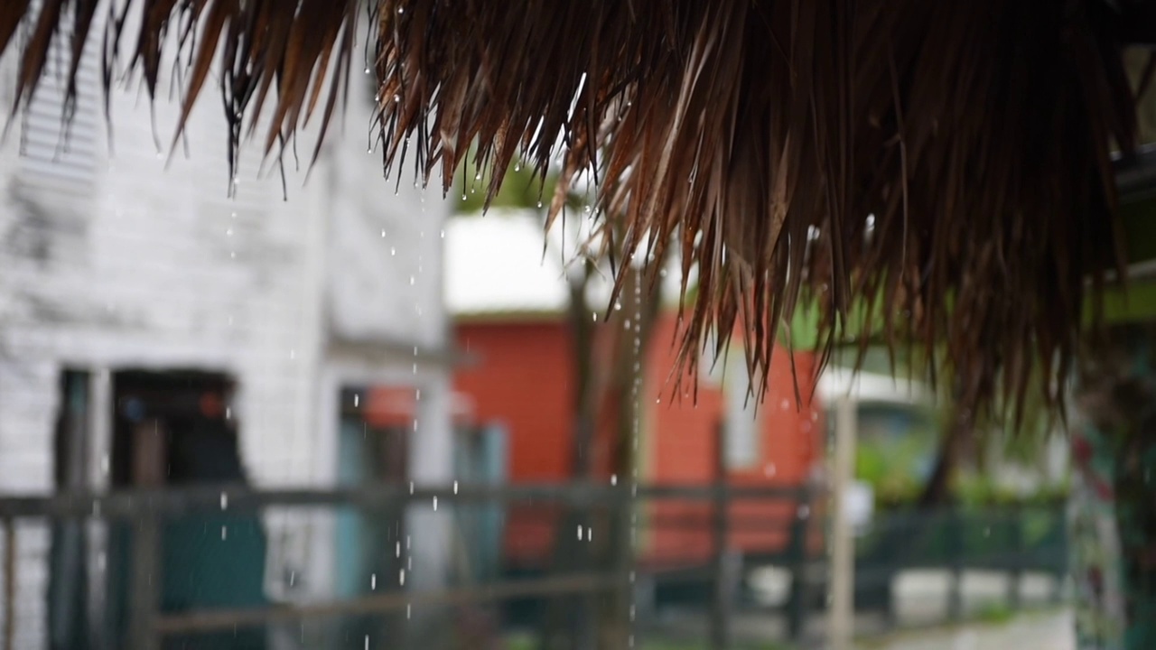 雨水从加勒比岛的屋顶落下。视频素材