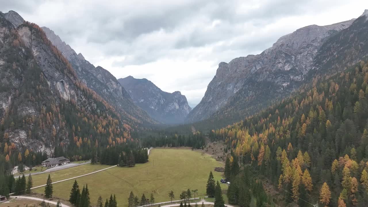 欧洲阿尔卑斯山上的房子。蜿蜒的道路。视频素材