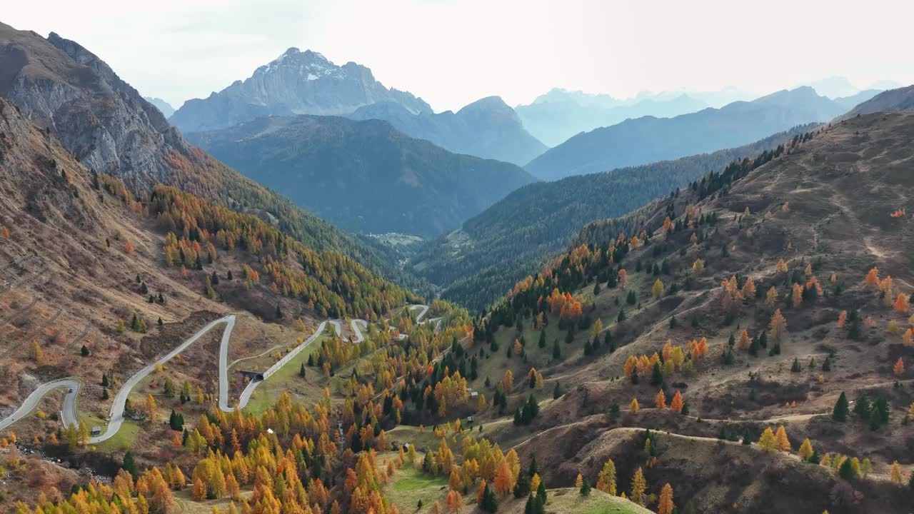 欧洲阿尔卑斯山上的房子。蜿蜒的道路。视频素材