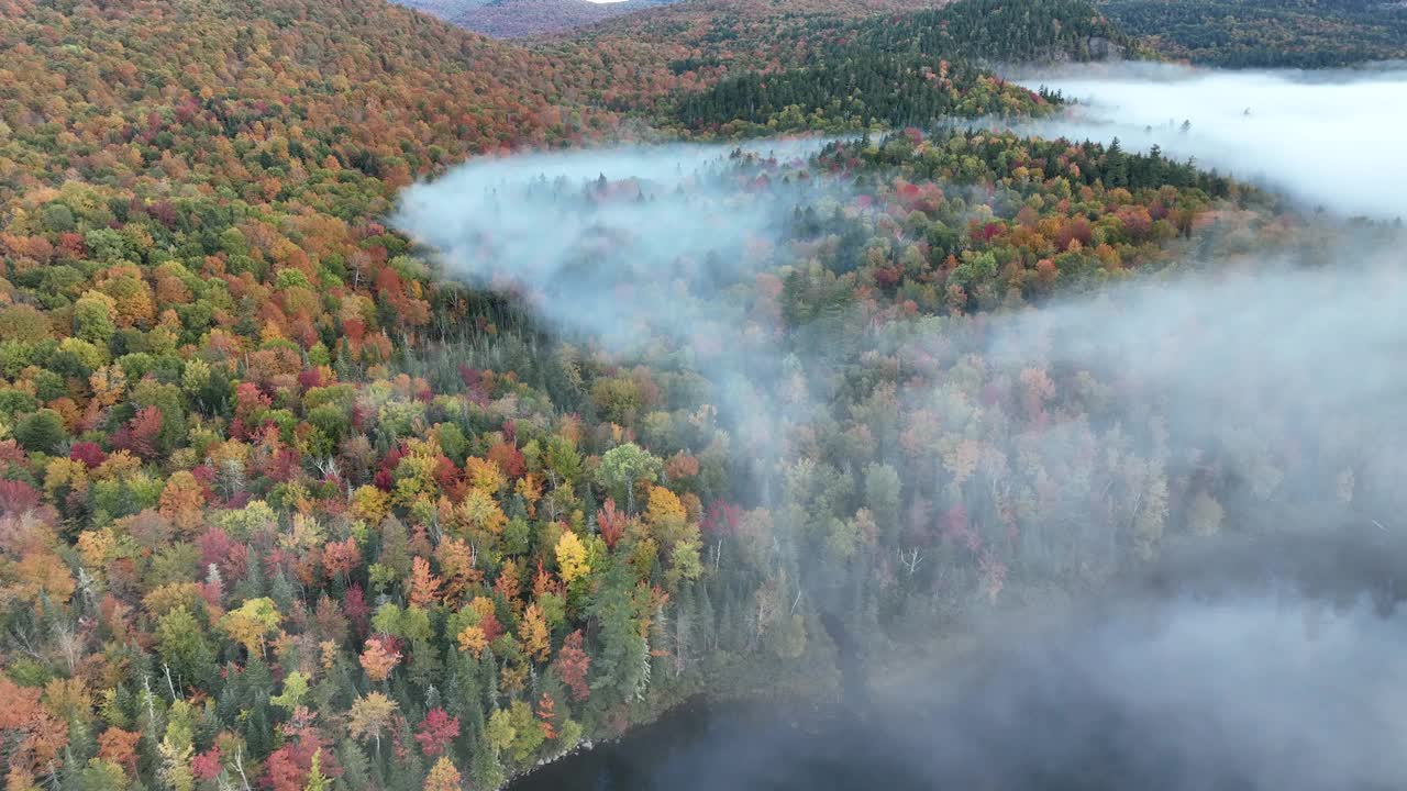 秋天在美国纽约州阿迪朗达克山脉的心湖视频素材