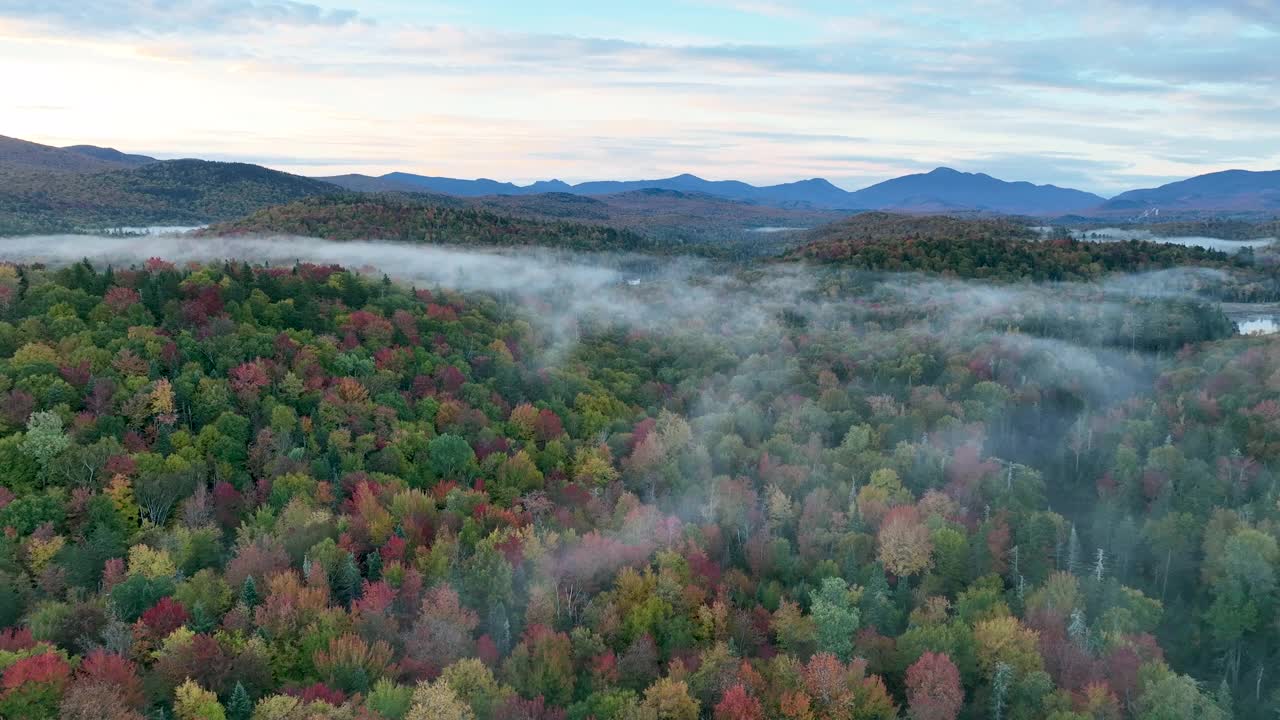 秋天在美国纽约州阿迪朗达克山脉的心湖视频素材