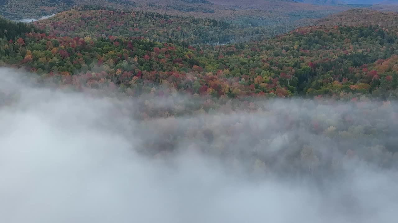 秋天在美国纽约州阿迪朗达克山脉的心湖视频素材