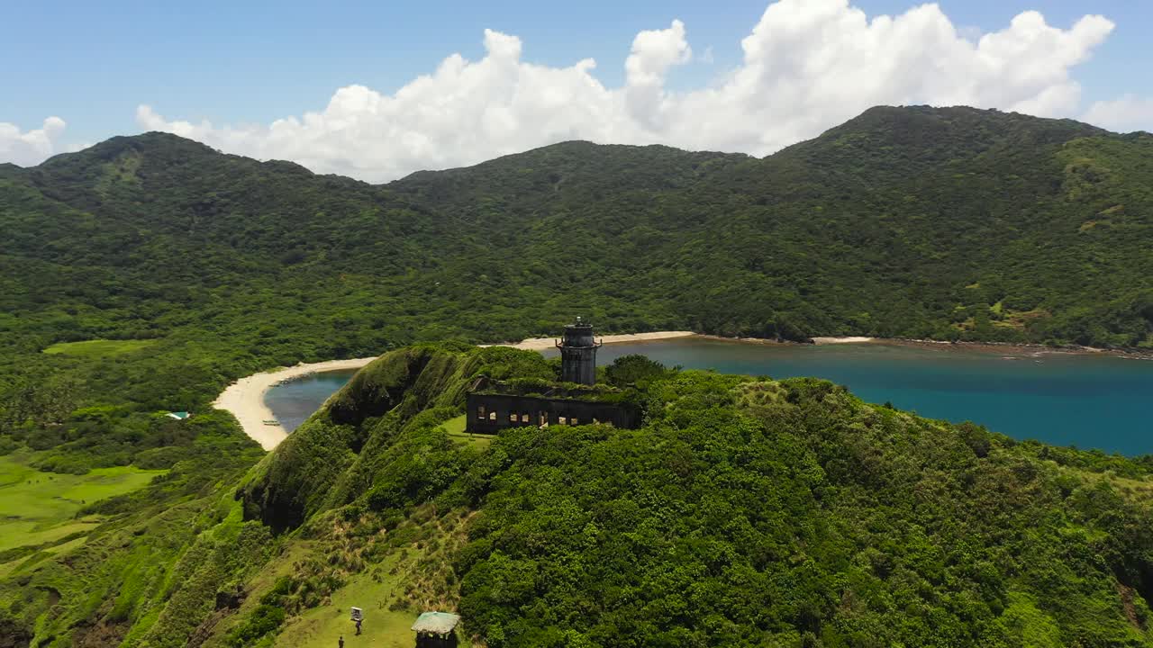 一个热带岛屿和大海。视频素材