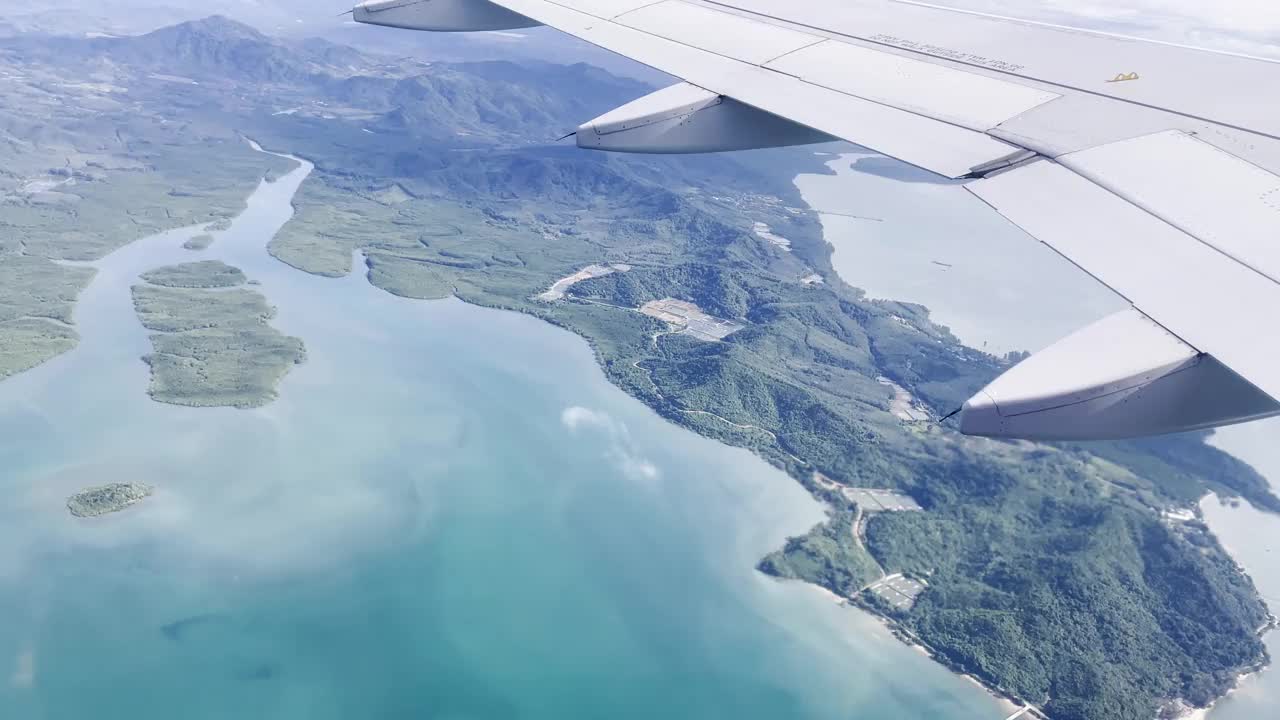 普吉岛，泰国-飞机起飞前往曼谷，在这个廉价航空公司的低成本航班上，岛屿和云景的景色令人叹为观止视频素材