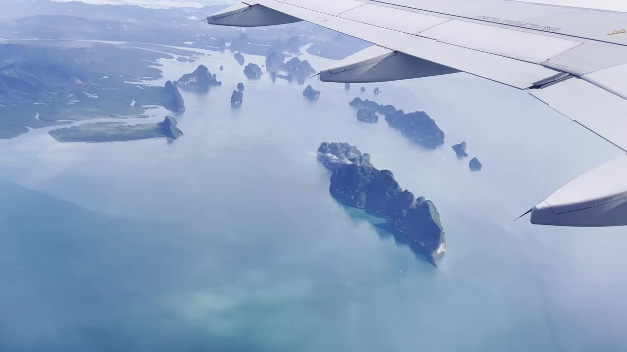 普吉岛，泰国-飞机起飞前往曼谷，在这个廉价航空公司的低成本航班上，岛屿和云景的景色令人叹为观止视频素材