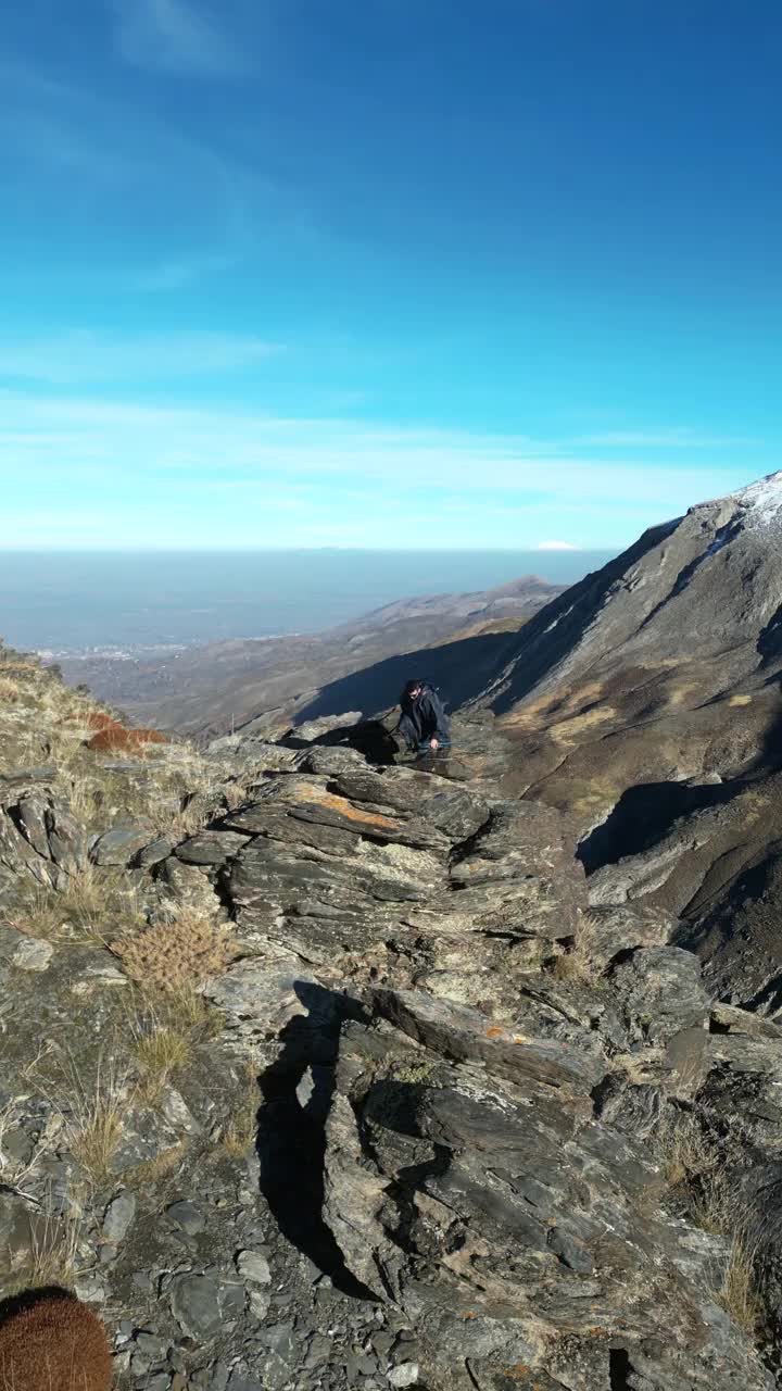 在山上徒步旅行无人机视频素材