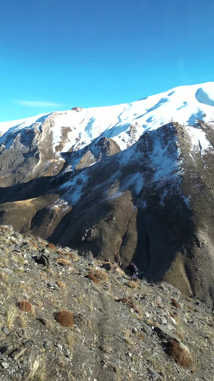 在山上徒步旅行无人机视频素材