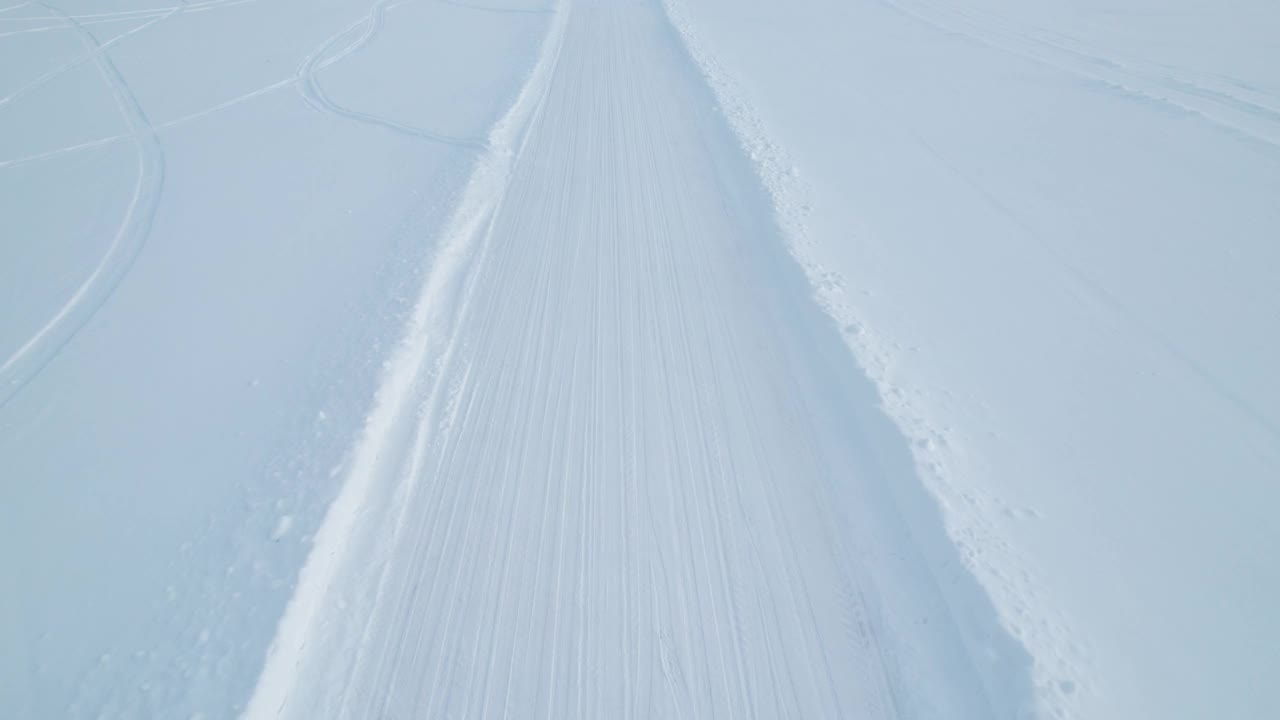 大雪覆盖的乡村道路，鸟瞰图。视频素材