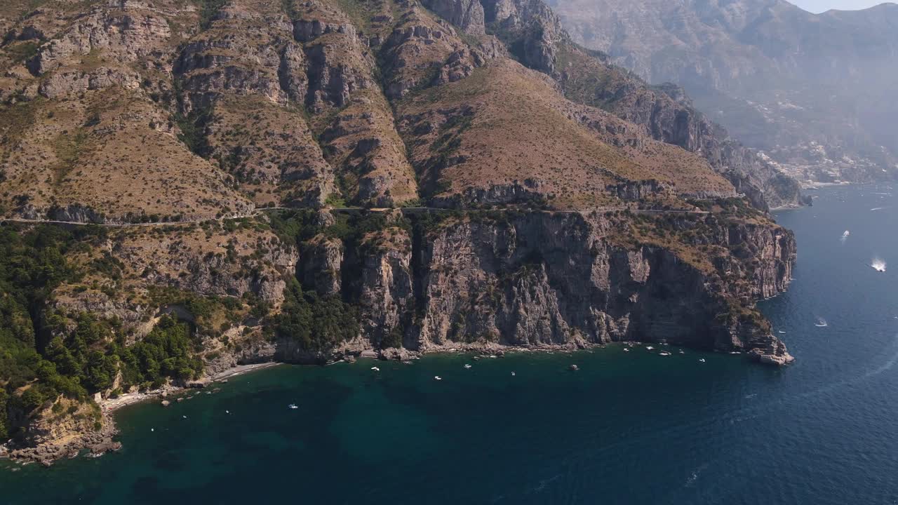 意大利南部著名的地中海度假胜地阿马尔菲海岸，无人机在阿马尔菲海岸上空飞行。意大利旅游目的地。2022年8月视频素材